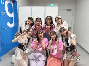 Honoka Akimoto Instagram - .
あけましておめでとうございます🐲

ももいろ歌合戦
ありがとうございました✨
2023年ラスト！
大きな舞台で「沸き曲」
披露できて嬉しかったです🔥
アイドルメドレーも楽しかったー🐼

偉大な先輩の凄さを間近で見て
パワーとやる気と笑顔が溢れてきました！
2024年、飛躍の一年にするぞ〜🐉

#ももいろ歌合戦
#ももいろクローバーZ さん
#TEAMSHACHI

いろんな方とお写真撮っていただきました💓
