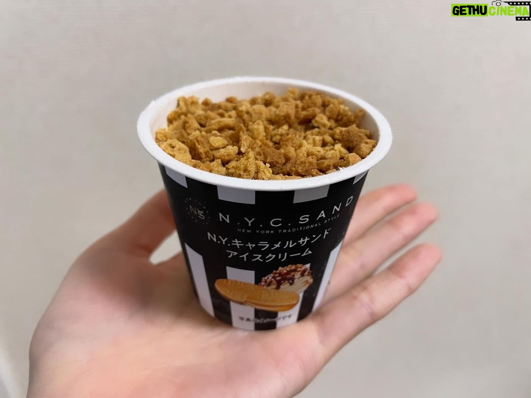 Honoka Akimoto Instagram - . おはよーーー💓 今年もこのアイスを食べれるなんて🥹 昨日の夜バー食べて今朝はカップ♪ #去年食べて忘れられなかったアイス #キャラメルサンド #NYCサンド #チョコ好き歓喜 #キャラメル好き歓喜 #私はカップ派🔥 #一口一口に喜び感じる🥹 #クオリティ高すぎ #出現場所セブンイレブン #ほのかの朝アイス 今日はツアー長野公演! とっても寒いので暖かくしてね☺️ 楽しむぞ〜💓