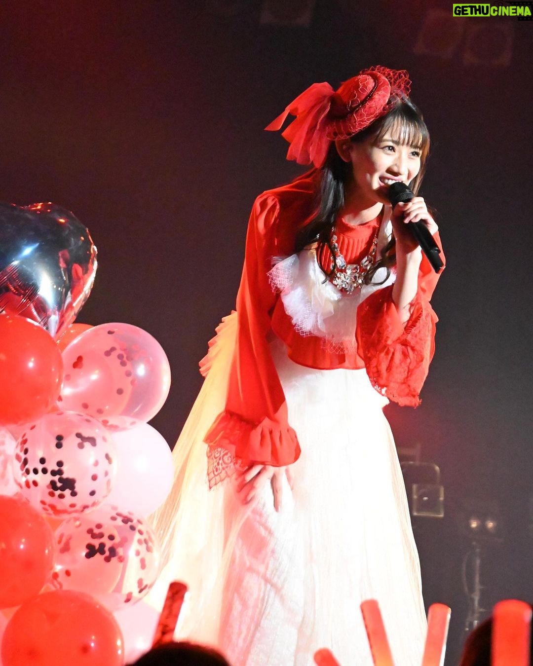 Honoka Akimoto Instagram - . 余韻投稿〜♪ ライブ中すっごく笑ってるね!私!🤭 衣装もとっても可愛い❤️🤍 私の歴史を語る上でベレー帽は必須なので 素敵なベレー帽を用意して頂きました⭐️ #秋本帆華 #秋本帆華生誕祭2023 〜Hoo’s history セトリ〜 M1 勝手にハイブリッド M2 恋愛サーキュレーション M3 バブダンス2023 M4 ちゅ、多様性 M5 おっとりガールの憂鬱 M6 アイドル 〈ほのかクイズ〉〈台詞メドレー〉 M7 恋人はスナイパー M8 秘密のセレナーデ M9 メリッサ M10 OEOEO M11 光 M12天才バカボン