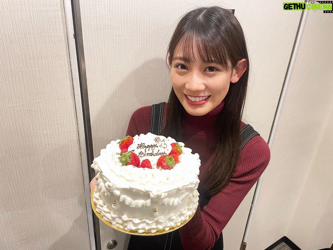 Honoka Akimoto Instagram - . 26歳最初のお仕事は #しゃちふるねこ で撮影でした♪ しゃちメン 高嶺のなでしこちゃん FRUITSZIPPER ちゃん みんなにお祝いしてもらえて 本当に嬉しかったです☺️ そして! お祝いコメントたくさんありがとうございました🎂 いろいろなSNSを通して 素敵な文章や素敵な画像を作ってくださって 幸せいっぱいになりました🥹 とっても嬉しかったです💓 朝から撮影、ラジオ収録、レコーディングと 盛り盛りで26歳最高のスタートきれてます♪ この後は! 誕生日ラスト23時半〜 #ウルトラgt です🤭 ぜひ聴いてください〜⭐️