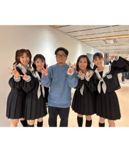 Honoka Akimoto Instagram - . 中学14年生(？) 秋本帆華です👶🏻 #秋田分校 ありがとうございました👹 秋田の皆さん優しすぎて ライブとっても楽しかったです♪ えまちゃんと「君にぴったりな歌」 一緒に披露できて感慨深かったなぁ✨ 前日から秋田入りして美味しいもの沢山食べて 秋田のことが更に大好きになりました🌾💓 また来れますように♪ #ABS秋田放送さんありがとうございました！ #校長ありがとうございました🥸 Akita, Akita