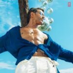 Hrithik Roshan Instagram - Sun ☀️ sand🏖️ and this music 🎼 Grateful for the opportunity. Fighter Forever. (FULL song only on the big screen)