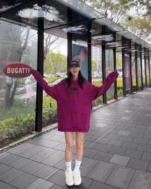 Hua Chen Instagram - 我對這件帽踢的喜愛程度已經連續穿了五天
哈哈哈哈哈哈哈 還是香香的呦 顆顆～～

1/27紅白見了～各位🩷🤞🏻除夕夜也會見沒事的😚