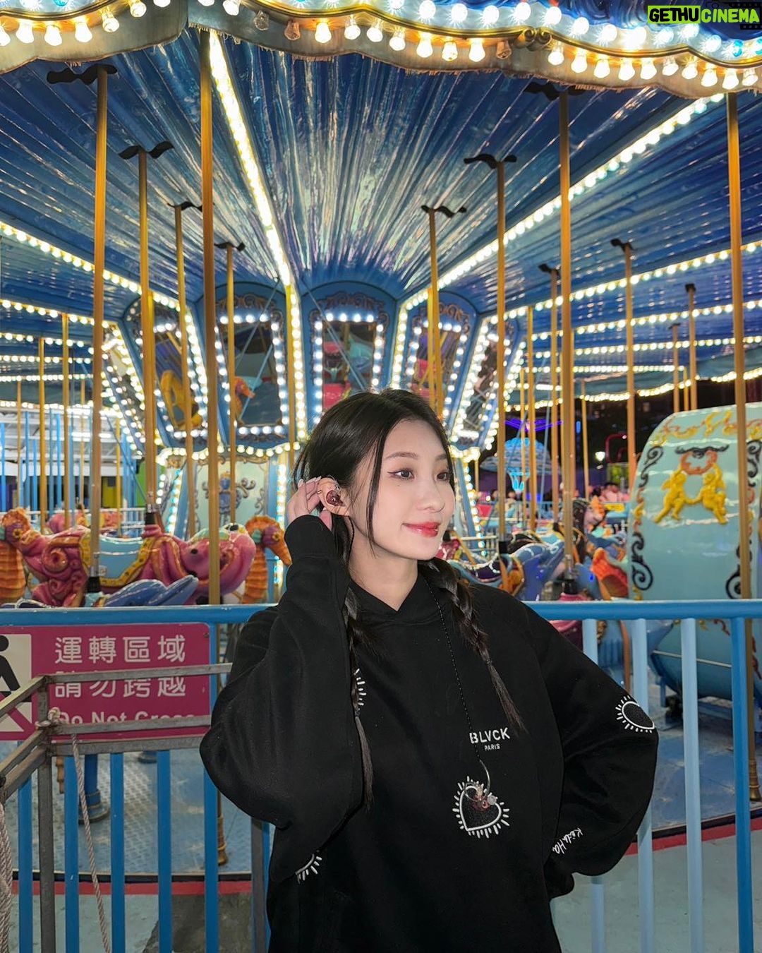 Hua Chen Instagram - 有人跟我一樣喜歡遊樂園嗎🎡 分享一下 近視雷射手術 的後續 雷射完現在已經過了四個月了! 最近累到極致的我 常常覺得沒有戴隱眼真的太方便了 不然我眼睛可能也會酸到不行哈哈! 再說一次是在 #諾貝爾眼科 @nobeleye.com.tw做的呦! 偶是做 #SMILEPro全飛秒近視雷射! #徐乙玉醫生 很美 人很好 這個要說三次! 然後我覺得術前的保養很重要之外 術後保養也很重要 有點像眼睛也坐月子的概念 要好好術後保養 讓你眼睛快快修護好! 總之一睜開眼睛就是清楚的世界 敲棒的啦哈哈哈哈哈哈哈