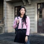 Hua Chen Instagram – 我又和Maje攜手了！這次是展現SS24新春限定系列🌸 
少女我呢，鍾愛的Miss M包包，這次以經典黑色酷酷的顏色作為整體搭配中的小配角，讓我粉紅色的針織罩衫中和了一點甜，就跟你說甜酷girl のstyle 是我最喜歡的穿搭ㄌ💕

這一系列像是是對春節的致敬，一個甜美又韌性的開始，更帶有一點新年新氣象的感覺！！

我先許願 許你們一切都好🩷
你的新年，想許什麼願望呢？

@majeparis
#majegirls #MajeSS24 #YearOfTheDragon