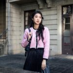 Hua Chen Instagram – 我又和Maje攜手了!這次是展現SS24新春限定系列🌸
少女我呢,鍾愛的Miss M包包,這次以經典黑色酷酷的顏色作為整體搭配中的小配角,讓我粉紅色的針織罩衫中和了一點甜,就跟你說甜酷girl のstyle 是我最喜歡的穿搭ㄌ💕
這一系列像是是對春節的致敬,一個甜美又韌性的開始,更帶有一點新年新氣象的感覺!!
我先許願 許你們一切都好🩷
你的新年,想許什麼願望呢?
@majeparis
#majegirls #MajeSS24 #YearOfTheDragon