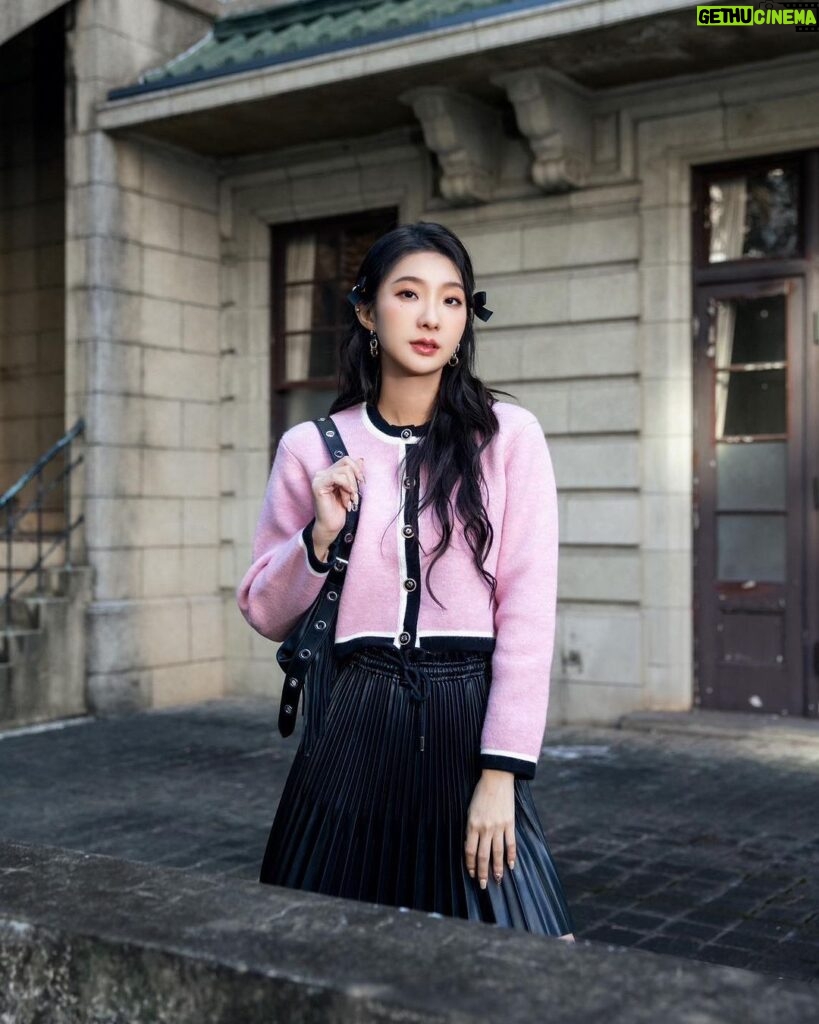 Hua Chen Instagram - 我又和Maje攜手了！這次是展現SS24新春限定系列🌸 少女我呢，鍾愛的Miss M包包，這次以經典黑色酷酷的顏色作為整體搭配中的小配角，讓我粉紅色的針織罩衫中和了一點甜，就跟你說甜酷girl のstyle 是我最喜歡的穿搭ㄌ💕 這一系列像是是對春節的致敬，一個甜美又韌性的開始，更帶有一點新年新氣象的感覺！！ 我先許願 許你們一切都好🩷 你的新年，想許什麼願望呢？ @majeparis #majegirls #MajeSS24 #YearOfTheDragon