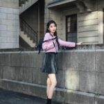 Hua Chen Instagram – 我又和Maje攜手了!這次是展現SS24新春限定系列🌸
少女我呢,鍾愛的Miss M包包,這次以經典黑色酷酷的顏色作為整體搭配中的小配角,讓我粉紅色的針織罩衫中和了一點甜,就跟你說甜酷girl のstyle 是我最喜歡的穿搭ㄌ💕
這一系列像是是對春節的致敬,一個甜美又韌性的開始,更帶有一點新年新氣象的感覺!!
我先許願 許你們一切都好🩷
你的新年,想許什麼願望呢?
@majeparis
#majegirls #MajeSS24 #YearOfTheDragon