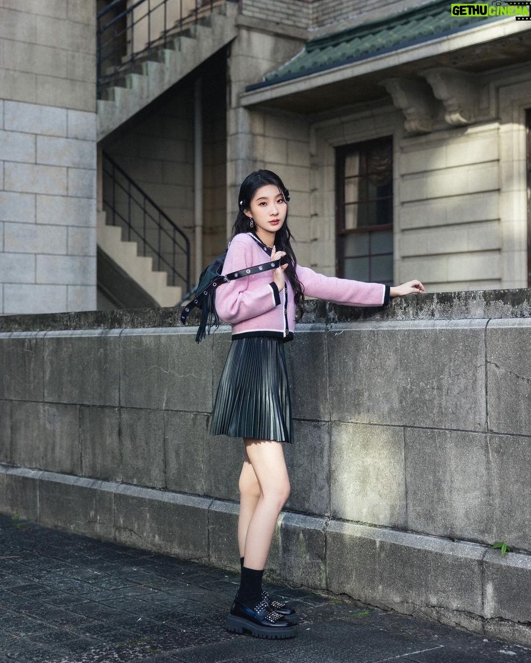 Hua Chen Instagram - 我又和Maje攜手了!這次是展現SS24新春限定系列🌸 少女我呢,鍾愛的Miss M包包,這次以經典黑色酷酷的顏色作為整體搭配中的小配角,讓我粉紅色的針織罩衫中和了一點甜,就跟你說甜酷girl のstyle 是我最喜歡的穿搭ㄌ💕 這一系列像是是對春節的致敬,一個甜美又韌性的開始,更帶有一點新年新氣象的感覺!! 我先許願 許你們一切都好🩷 你的新年,想許什麼願望呢? @majeparis #majegirls #MajeSS24 #YearOfTheDragon
