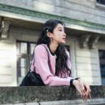 Hua Chen Instagram – 我又和Maje攜手了！這次是展現SS24新春限定系列🌸 
少女我呢，鍾愛的Miss M包包，這次以經典黑色酷酷的顏色作為整體搭配中的小配角，讓我粉紅色的針織罩衫中和了一點甜，就跟你說甜酷girl のstyle 是我最喜歡的穿搭ㄌ💕

這一系列像是是對春節的致敬，一個甜美又韌性的開始，更帶有一點新年新氣象的感覺！！

我先許願 許你們一切都好🩷
你的新年，想許什麼願望呢？

@majeparis
#majegirls #MajeSS24 #YearOfTheDragon
