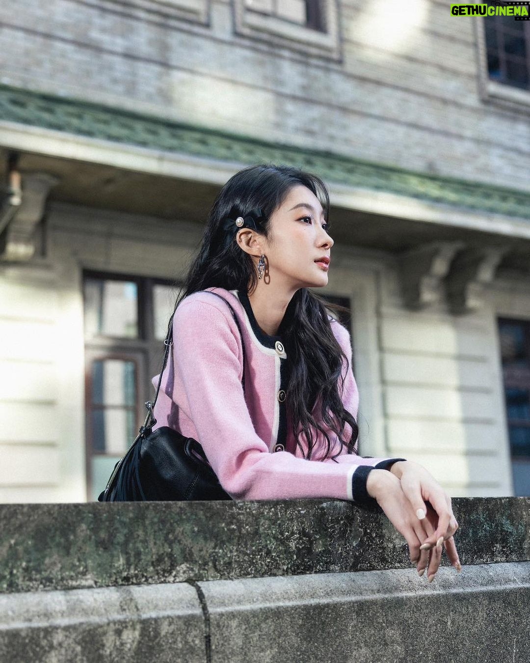Hua Chen Instagram - 我又和Maje攜手了!這次是展現SS24新春限定系列🌸 少女我呢,鍾愛的Miss M包包,這次以經典黑色酷酷的顏色作為整體搭配中的小配角,讓我粉紅色的針織罩衫中和了一點甜,就跟你說甜酷girl のstyle 是我最喜歡的穿搭ㄌ💕 這一系列像是是對春節的致敬,一個甜美又韌性的開始,更帶有一點新年新氣象的感覺!! 我先許願 許你們一切都好🩷 你的新年,想許什麼願望呢? @majeparis #majegirls #MajeSS24 #YearOfTheDragon