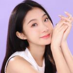 Hua Chen Instagram - 每天早晨對著鏡子開始化妝，都像是在為一天的限量版人生做準備。身為一個有點愛美的女孩紙，當然隨時都要保持體面，連妝容也要完美🍒 媚比琳全新的 裸霧光持久水粉底 就是我的秘密法寶！內含80%專櫃級粉底配方+20%保濕因子，質地很水潤輕薄，還可以30H持久不暗沉！我很喜歡這瓶的妝感，在臉上呈現精緻的珍珠裸光，讓底妝看起來很精緻；長時間也不擔心脫妝暗沉，一整天依舊完美💕 另外腮紅真的是妝容的重點耶！有沒有上氛圍差很多！ 全新的 FITME漂染持色腮紅，粉質細緻又持久💗 4色氛圍感調色裡我最喜歡 50無花果奶酒，是一抹微醺而溫暖的氣色！ 快來用小方胖粉底和微醺小粉磚，一起當個精緻girl吧！💕🫡 #媚比琳 #小方胖粉底 #360珍珠裸霧光