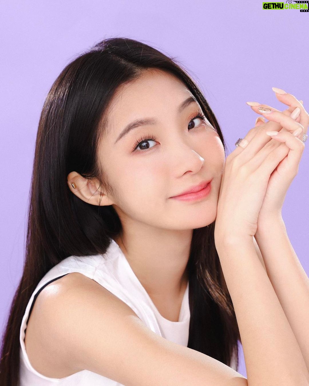 Hua Chen Instagram - 每天早晨對著鏡子開始化妝,都像是在為一天的限量版人生做準備。身為一個有點愛美的女孩紙,當然隨時都要保持體面,連妝容也要完美🍒 媚比琳全新的 裸霧光持久水粉底 就是我的秘密法寶!內含80%專櫃級粉底配方+20%保濕因子,質地很水潤輕薄,還可以30H持久不暗沉!我很喜歡這瓶的妝感,在臉上呈現精緻的珍珠裸光,讓底妝看起來很精緻;長時間也不擔心脫妝暗沉,一整天依舊完美💕 另外腮紅真的是妝容的重點耶!有沒有上氛圍差很多! 全新的 FITME漂染持色腮紅,粉質細緻又持久💗 4色氛圍感調色裡我最喜歡 50無花果奶酒,是一抹微醺而溫暖的氣色! 快來用小方胖粉底和微醺小粉磚,一起當個精緻girl吧!💕🫡 #媚比琳 #小方胖粉底 #360珍珠裸霧光