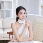Hua Chen Instagram - 忙碌的生活中，每天奔波於不同的城市，面對一天跑三場的高強度工作，找到能夠在忙碌間迅速開心的小物件，對我來說格外重要！今年迪奧逆時能量系列推出全新迪奧逆時能量超擊抗皺筆，一試就成了我每日工作的神隊友🌈🎁 在燈光下，每一寸肌膚的狀態都格外重要！這支小巧的超擊抗皺筆，內含「雙重玻尿酸複合物」及迪奧明星成分「喚妍草酵素萃取液」，一抹肌膚馬上澎澎潤潤的，看起來就更有活力！ 它超吸睛的筆尖設計，能輕鬆對準紋路使用，很好上手。 小巧適合隨身攜帶，補妝時，使用它先澎潤再補妝，妝容會更服貼透亮喔💧💫 演出後，進行日常保養時，感覺就像是對肌膚說了聲“辛苦了皮膚”🌸🙏我現在都會在保養程序中加入超級抗皺筆，輕鬆養出更細緻的肌膚🌟它不僅是保養品，更像是每次演出的幕後小英雄👑💖 @DiorBeauty #DiorCaptureTotale #DiorSkinCare #迪奧逆時能量超擊抗皺筆