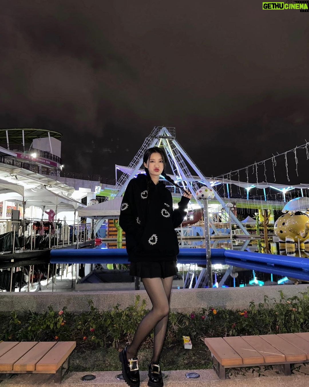 Hua Chen Instagram - 有人跟我一樣喜歡遊樂園嗎🎡 分享一下 近視雷射手術 的後續 雷射完現在已經過了四個月了! 最近累到極致的我 常常覺得沒有戴隱眼真的太方便了 不然我眼睛可能也會酸到不行哈哈! 再說一次是在 #諾貝爾眼科 @nobeleye.com.tw做的呦! 偶是做 #SMILEPro全飛秒近視雷射! #徐乙玉醫生 很美 人很好 這個要說三次! 然後我覺得術前的保養很重要之外 術後保養也很重要 有點像眼睛也坐月子的概念 要好好術後保養 讓你眼睛快快修護好! 總之一睜開眼睛就是清楚的世界 敲棒的啦哈哈哈哈哈哈哈