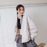 Hua Chen Instagram – 這是我平常最喜歡的日常穿搭🤍
 
穿上 New Balance 的 1906R 鞋款和 NB ESSENTIALS 系列感覺就算在簡約的風格裡依然有率性感。✨
 
1906R 鞋款不僅外觀有多層次，異材質拼接讓它也多了一份時尚感👟。
 
而NB的服裝，也是我的日常愛用穿搭，它們的簡約設計和柔軟透氣面料，真的超舒適但又有style🕶️。
 
迎接 2024 年，我期待更好更從容的自己，在繁忙的工作中找回一點生活的平衡感跑步🏃‍♀️。想要找出符合你生活穿衣風格的話，現在就到門市去看看屬於你風格的那一款吧！💗
#同場加映NB新年特別活動
12/28-1/17至NB大西&三民門市購買任一件服飾+綁定 LINE 數位會員，憑發票還可至拍貼機體驗乙次喔
 
#NewYearNewLife #abetterbalance #newbalance