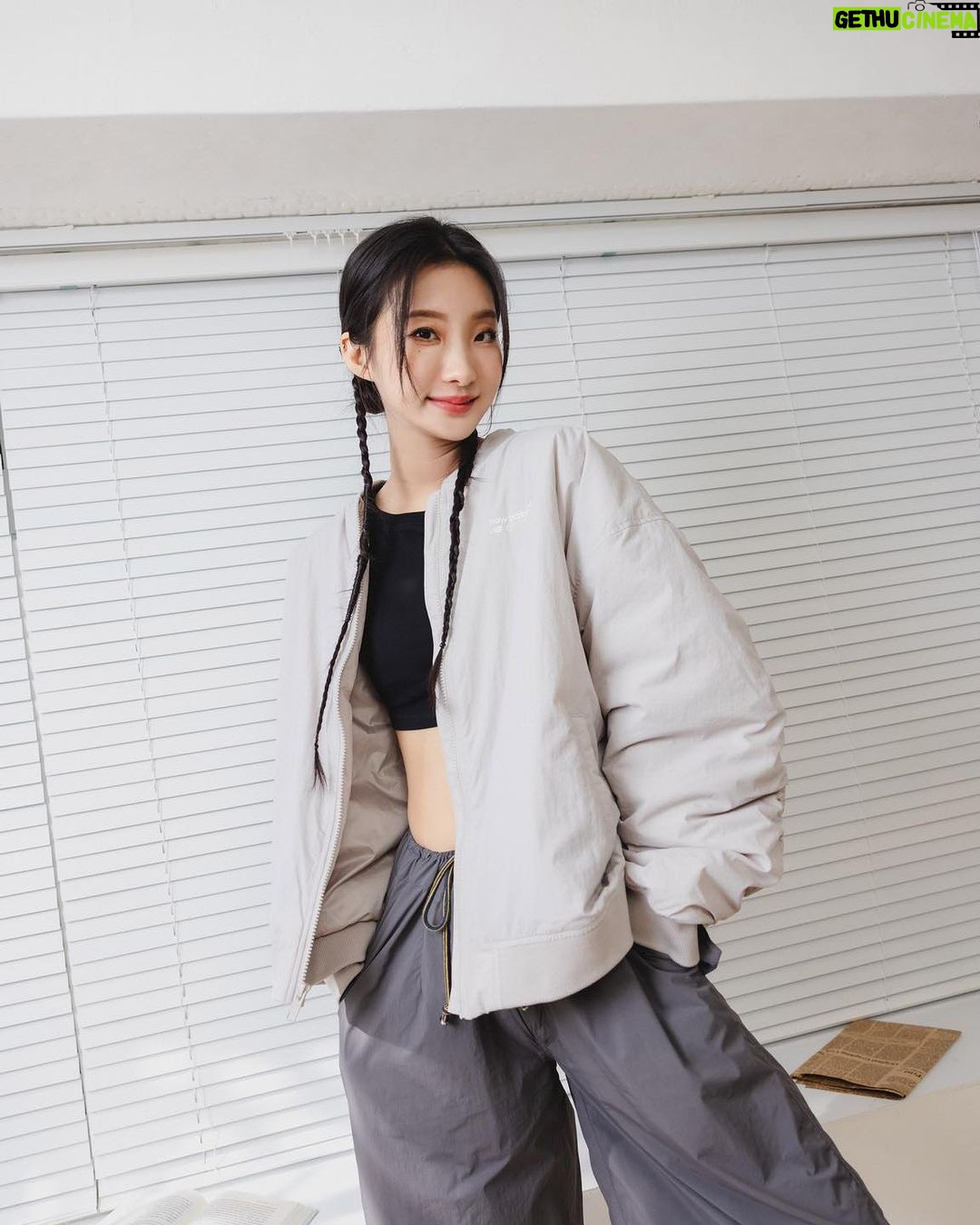 Hua Chen Instagram - 這是我平常最喜歡的日常穿搭🤍 穿上 New Balance 的 1906R 鞋款和 NB ESSENTIALS 系列感覺就算在簡約的風格裡依然有率性感。✨ 1906R 鞋款不僅外觀有多層次,異材質拼接讓它也多了一份時尚感👟。 而NB的服裝,也是我的日常愛用穿搭,它們的簡約設計和柔軟透氣面料,真的超舒適但又有style🕶️。 迎接 2024 年,我期待更好更從容的自己,在繁忙的工作中找回一點生活的平衡感跑步🏃♀️。想要找出符合你生活穿衣風格的話,現在就到門市去看看屬於你風格的那一款吧!💗 #同場加映NB新年特別活動 12/28-1/17至NB大西&三民門市購買任一件服飾+綁定 LINE 數位會員,憑發票還可至拍貼機體驗乙次喔 #NewYearNewLife #abetterbalance #newbalance