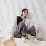 Hua Chen Instagram – 這是我平常最喜歡的日常穿搭🤍
穿上 New Balance 的 1906R 鞋款和 NB ESSENTIALS 系列感覺就算在簡約的風格裡依然有率性感。✨
1906R 鞋款不僅外觀有多層次,異材質拼接讓它也多了一份時尚感👟。
而NB的服裝,也是我的日常愛用穿搭,它們的簡約設計和柔軟透氣面料,真的超舒適但又有style🕶️。
迎接 2024 年,我期待更好更從容的自己,在繁忙的工作中找回一點生活的平衡感跑步🏃♀️。想要找出符合你生活穿衣風格的話,現在就到門市去看看屬於你風格的那一款吧!💗
#同場加映NB新年特別活動
12/28-1/17至NB大西&三民門市購買任一件服飾+綁定 LINE 數位會員,憑發票還可至拍貼機體驗乙次喔
#NewYearNewLife #abetterbalance #newbalance