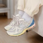 Hua Chen Instagram – 這是我平常最喜歡的日常穿搭🤍
 
穿上 New Balance 的 1906R 鞋款和 NB ESSENTIALS 系列感覺就算在簡約的風格裡依然有率性感。✨
 
1906R 鞋款不僅外觀有多層次，異材質拼接讓它也多了一份時尚感👟。
 
而NB的服裝，也是我的日常愛用穿搭，它們的簡約設計和柔軟透氣面料，真的超舒適但又有style🕶️。
 
迎接 2024 年，我期待更好更從容的自己，在繁忙的工作中找回一點生活的平衡感跑步🏃‍♀️。想要找出符合你生活穿衣風格的話，現在就到門市去看看屬於你風格的那一款吧！💗
#同場加映NB新年特別活動
12/28-1/17至NB大西&三民門市購買任一件服飾+綁定 LINE 數位會員，憑發票還可至拍貼機體驗乙次喔
 
#NewYearNewLife #abetterbalance #newbalance