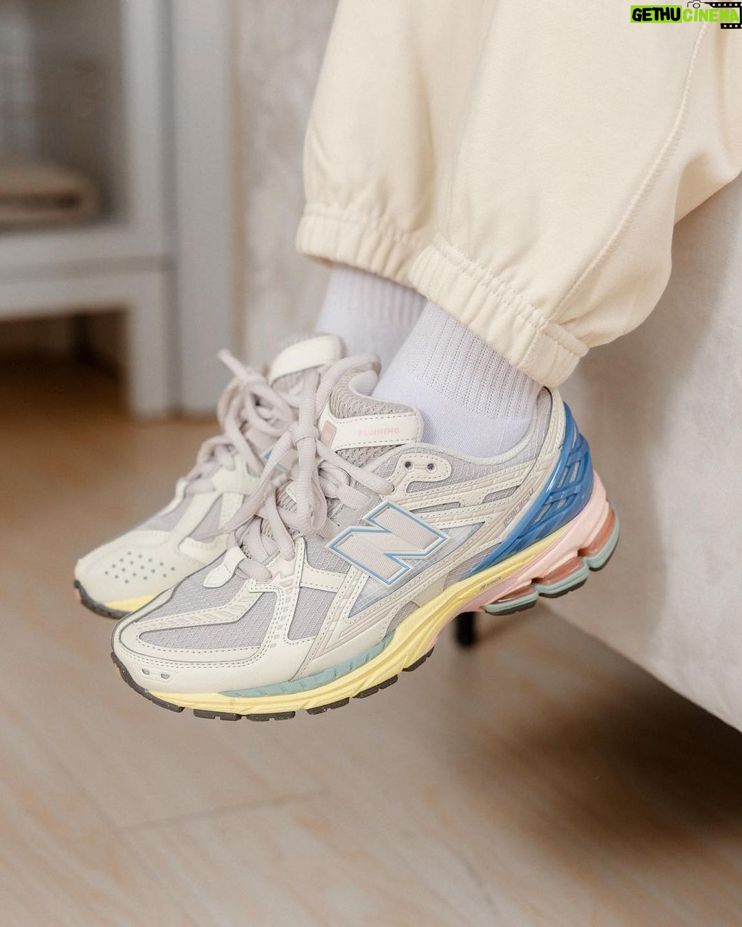 Hua Chen Instagram - 這是我平常最喜歡的日常穿搭🤍 穿上 New Balance 的 1906R 鞋款和 NB ESSENTIALS 系列感覺就算在簡約的風格裡依然有率性感。✨ 1906R 鞋款不僅外觀有多層次,異材質拼接讓它也多了一份時尚感👟。 而NB的服裝,也是我的日常愛用穿搭,它們的簡約設計和柔軟透氣面料,真的超舒適但又有style🕶️。 迎接 2024 年,我期待更好更從容的自己,在繁忙的工作中找回一點生活的平衡感跑步🏃♀️。想要找出符合你生活穿衣風格的話,現在就到門市去看看屬於你風格的那一款吧!💗 #同場加映NB新年特別活動 12/28-1/17至NB大西&三民門市購買任一件服飾+綁定 LINE 數位會員,憑發票還可至拍貼機體驗乙次喔 #NewYearNewLife #abetterbalance #newbalance