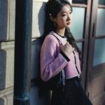 Hua Chen Instagram - 我又和Maje攜手了！這次是展現SS24新春限定系列🌸 少女我呢，鍾愛的Miss M包包，這次以經典黑色酷酷的顏色作為整體搭配中的小配角，讓我粉紅色的針織罩衫中和了一點甜，就跟你說甜酷girl のstyle 是我最喜歡的穿搭ㄌ💕 這一系列像是是對春節的致敬，一個甜美又韌性的開始，更帶有一點新年新氣象的感覺！！ 我先許願 許你們一切都好🩷 你的新年，想許什麼願望呢？ @majeparis #majegirls #MajeSS24 #YearOfTheDragon