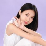Hua Chen Instagram - 每天早晨對著鏡子開始化妝，都像是在為一天的限量版人生做準備。身為一個有點愛美的女孩紙，當然隨時都要保持體面，連妝容也要完美🍒 媚比琳全新的 裸霧光持久水粉底 就是我的秘密法寶！內含80%專櫃級粉底配方+20%保濕因子，質地很水潤輕薄，還可以30H持久不暗沉！我很喜歡這瓶的妝感，在臉上呈現精緻的珍珠裸光，讓底妝看起來很精緻；長時間也不擔心脫妝暗沉，一整天依舊完美💕 另外腮紅真的是妝容的重點耶！有沒有上氛圍差很多！ 全新的 FITME漂染持色腮紅，粉質細緻又持久💗 4色氛圍感調色裡我最喜歡 50無花果奶酒，是一抹微醺而溫暖的氣色！ 快來用小方胖粉底和微醺小粉磚，一起當個精緻girl吧！💕🫡 #媚比琳 #小方胖粉底 #360珍珠裸霧光