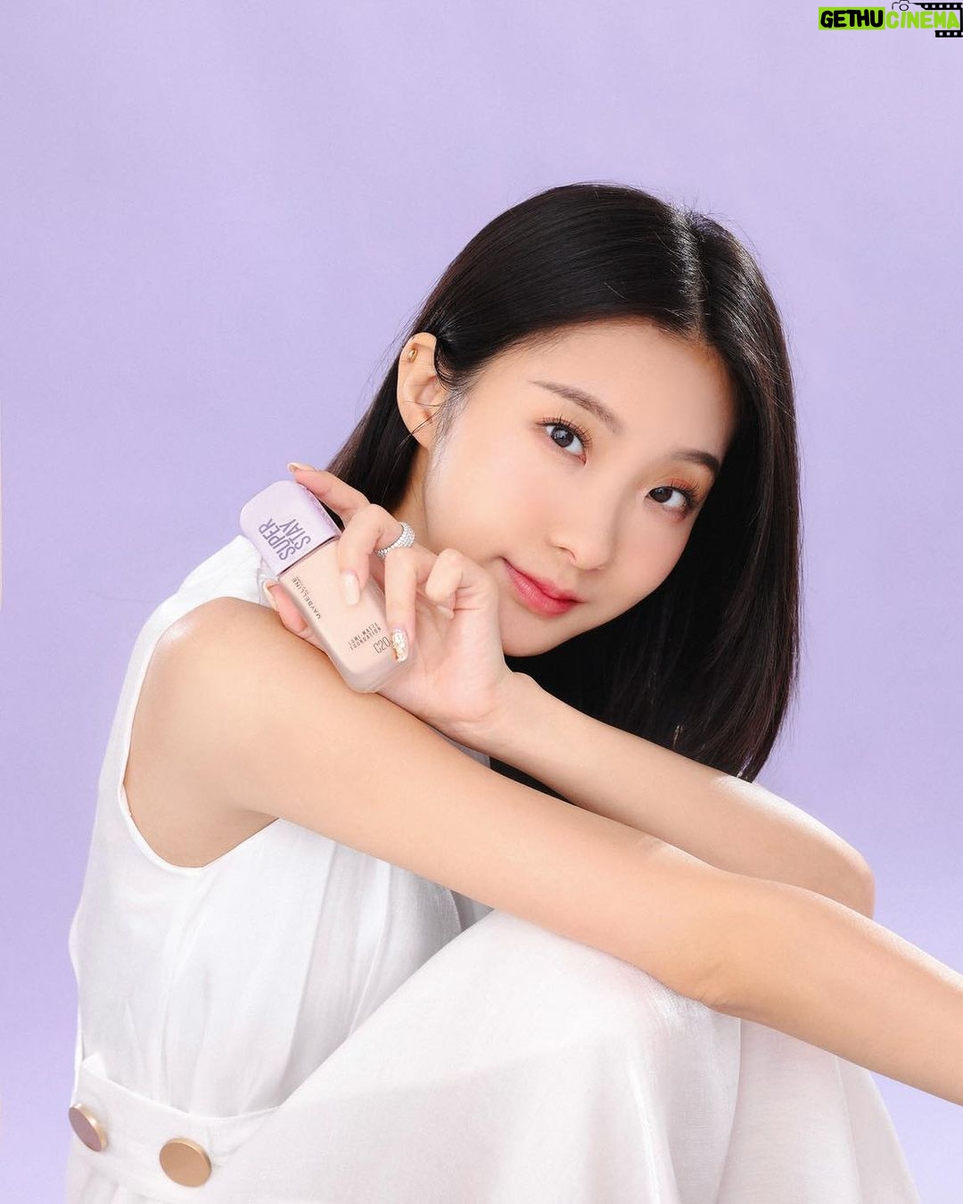Hua Chen Instagram - 每天早晨對著鏡子開始化妝,都像是在為一天的限量版人生做準備。身為一個有點愛美的女孩紙,當然隨時都要保持體面,連妝容也要完美🍒 媚比琳全新的 裸霧光持久水粉底 就是我的秘密法寶!內含80%專櫃級粉底配方+20%保濕因子,質地很水潤輕薄,還可以30H持久不暗沉!我很喜歡這瓶的妝感,在臉上呈現精緻的珍珠裸光,讓底妝看起來很精緻;長時間也不擔心脫妝暗沉,一整天依舊完美💕 另外腮紅真的是妝容的重點耶!有沒有上氛圍差很多! 全新的 FITME漂染持色腮紅,粉質細緻又持久💗 4色氛圍感調色裡我最喜歡 50無花果奶酒,是一抹微醺而溫暖的氣色! 快來用小方胖粉底和微醺小粉磚,一起當個精緻girl吧!💕🫡 #媚比琳 #小方胖粉底 #360珍珠裸霧光