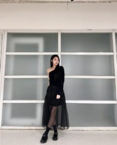 Hua Chen Instagram - ‘每一次努力，都是幸運的伏筆’ 今年2023在高雄還有台北小巨蛋都唱了自己的歌！ 算是不枉此年吧 今年又比去年更棒了耶比！ 謝謝宥嘉老師在他的演唱會cue我 一起唱想和你五月的晚霞（爽 真的好榮幸 謝謝Yoga 謝謝爵哥 謝謝華研 這場演唱會像是一場洗滌心靈的淨化 看見了好多自己學習的地方🙇🏻‍♀️ 另外也發現一場很棒的演出背後，工作人員也是功不可沒，他們會保護好歌迷的腳下有階梯，一直照著手電筒給他們指路，讓他們有很好的觀賞享受。 包含位置上給每個人的小旗子，我也有一些見解，他不是會發光的物體本身，但它卻是會因為自己手的揮動，而一閃一閃的發光。你們每一個人也會因為自己的努力而一閃一閃的呦o(≧v≦)o