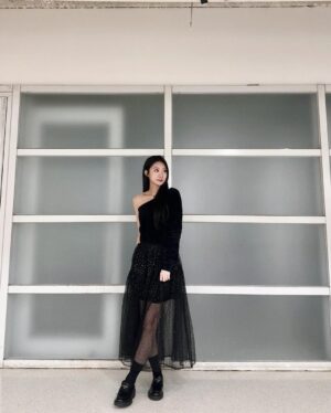 Hua Chen Instagram - ‘每一次努力，都是幸運的伏筆’

今年2023在高雄還有台北小巨蛋都唱了自己的歌！
算是不枉此年吧 今年又比去年更棒了耶比！
謝謝宥嘉老師在他的演唱會cue我 一起唱想和你五月的晚霞（爽
真的好榮幸 謝謝Yoga 謝謝爵哥 謝謝華研

這場演唱會像是一場洗滌心靈的淨化
看見了好多自己學習的地方🙇🏻‍♀️

另外也發現一場很棒的演出背後，工作人員也是功不可沒，他們會保護好歌迷的腳下有階梯，一直照著手電筒給他們指路，讓他們有很好的觀賞享受。

包含位置上給每個人的小旗子，我也有一些見解，他不是會發光的物體本身，但它卻是會因為自己手的揮動，而一閃一閃的發光。你們每一個人也會因為自己的努力而一閃一閃的呦o(≧v≦)o