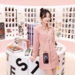 Hua Chen Instagram - 打卡了 @casetify_taiwan 的 CASETiFY STUDiO 新光南西三館，這地方真的有夠繽紛🩵💛🩷！ 每一款手機殼和電子配件都像是個小小的藝術品，擺在一起好療癒，特別是聯名款飛天小女警系列，今天看到桃粉色紫色的有夠可愛欸！ 我這次手上的強悍防摔立架手機殼呢！ 它有相機環立架，看影片超級方便，而且還支援MagSafe功能，磁吸式行動電源和卡夾支架都能輕鬆吸附上去，hen方便！ 我還搭配了一條珍珠背帶，把手機直接掛身上，既不容易搞丟又可以搭配小華子の每日穿搭💘 這次探店體驗記讓我感到十分愉悅，有很多日常少女使我心情好的小寶物。 如果你也在尋找那些能讓日常生活更加青春美好的小東西（除了我），不妨去看看，這幾天還有開幕活動＋滿額禮，說不定你也能找到屬於你的那份小確幸！💕 #ShowYourColors #casetify #casetifytw