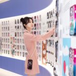 Hua Chen Instagram - 打卡了 @casetify_taiwan 的 CASETiFY STUDiO 新光南西三館，這地方真的有夠繽紛🩵💛🩷！ 每一款手機殼和電子配件都像是個小小的藝術品，擺在一起好療癒，特別是聯名款飛天小女警系列，今天看到桃粉色紫色的有夠可愛欸！ 我這次手上的強悍防摔立架手機殼呢！ 它有相機環立架，看影片超級方便，而且還支援MagSafe功能，磁吸式行動電源和卡夾支架都能輕鬆吸附上去，hen方便！ 我還搭配了一條珍珠背帶，把手機直接掛身上，既不容易搞丟又可以搭配小華子の每日穿搭💘 這次探店體驗記讓我感到十分愉悅，有很多日常少女使我心情好的小寶物。 如果你也在尋找那些能讓日常生活更加青春美好的小東西（除了我），不妨去看看，這幾天還有開幕活動＋滿額禮，說不定你也能找到屬於你的那份小確幸！💕 #ShowYourColors #casetify #casetifytw