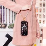 Hua Chen Instagram - 打卡了 @casetify_taiwan 的 CASETiFY STUDiO 新光南西三館，這地方真的有夠繽紛🩵💛🩷！ 每一款手機殼和電子配件都像是個小小的藝術品，擺在一起好療癒，特別是聯名款飛天小女警系列，今天看到桃粉色紫色的有夠可愛欸！ 我這次手上的強悍防摔立架手機殼呢！ 它有相機環立架，看影片超級方便，而且還支援MagSafe功能，磁吸式行動電源和卡夾支架都能輕鬆吸附上去，hen方便！ 我還搭配了一條珍珠背帶，把手機直接掛身上，既不容易搞丟又可以搭配小華子の每日穿搭💘 這次探店體驗記讓我感到十分愉悅，有很多日常少女使我心情好的小寶物。 如果你也在尋找那些能讓日常生活更加青春美好的小東西（除了我），不妨去看看，這幾天還有開幕活動＋滿額禮，說不定你也能找到屬於你的那份小確幸！💕 #ShowYourColors #casetify #casetifytw