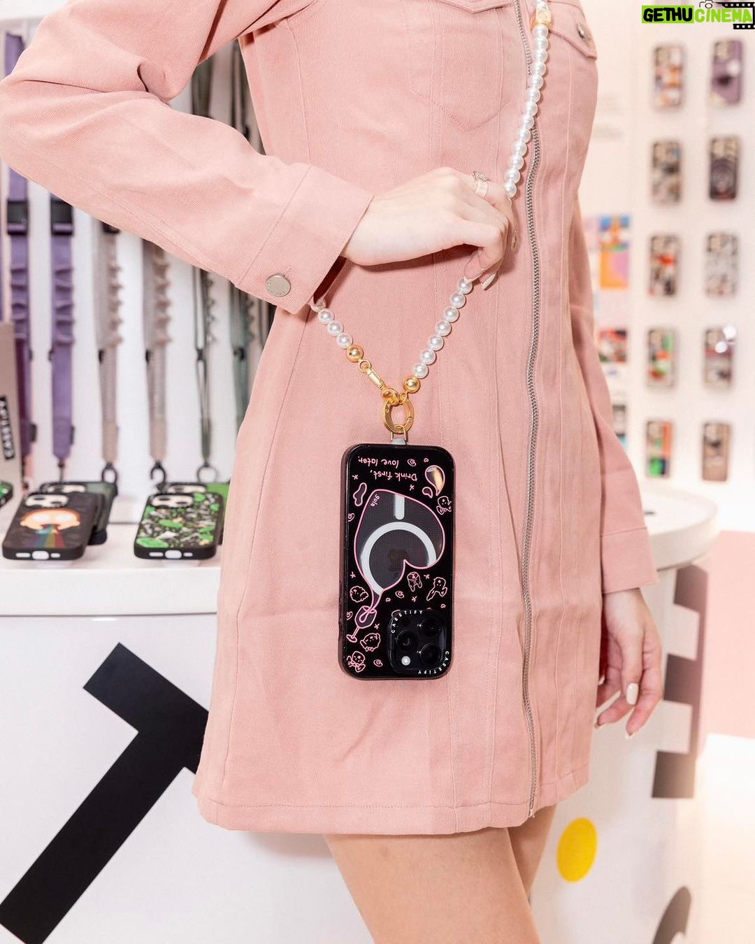Hua Chen Instagram - 打卡了 @casetify_taiwan 的 CASETiFY STUDiO 新光南西三館,這地方真的有夠繽紛🩵💛🩷! 每一款手機殼和電子配件都像是個小小的藝術品,擺在一起好療癒,特別是聯名款飛天小女警系列,今天看到桃粉色紫色的有夠可愛欸! 我這次手上的強悍防摔立架手機殼呢! 它有相機環立架,看影片超級方便,而且還支援MagSafe功能,磁吸式行動電源和卡夾支架都能輕鬆吸附上去,hen方便! 我還搭配了一條珍珠背帶,把手機直接掛身上,既不容易搞丟又可以搭配小華子の每日穿搭💘 這次探店體驗記讓我感到十分愉悅,有很多日常少女使我心情好的小寶物。 如果你也在尋找那些能讓日常生活更加青春美好的小東西(除了我),不妨去看看,這幾天還有開幕活動+滿額禮,說不定你也能找到屬於你的那份小確幸!💕 #ShowYourColors #casetify #casetifytw