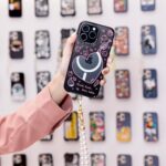 Hua Chen Instagram - 打卡了 @casetify_taiwan 的 CASETiFY STUDiO 新光南西三館，這地方真的有夠繽紛🩵💛🩷！ 每一款手機殼和電子配件都像是個小小的藝術品，擺在一起好療癒，特別是聯名款飛天小女警系列，今天看到桃粉色紫色的有夠可愛欸！ 我這次手上的強悍防摔立架手機殼呢！ 它有相機環立架，看影片超級方便，而且還支援MagSafe功能，磁吸式行動電源和卡夾支架都能輕鬆吸附上去，hen方便！ 我還搭配了一條珍珠背帶，把手機直接掛身上，既不容易搞丟又可以搭配小華子の每日穿搭💘 這次探店體驗記讓我感到十分愉悅，有很多日常少女使我心情好的小寶物。 如果你也在尋找那些能讓日常生活更加青春美好的小東西（除了我），不妨去看看，這幾天還有開幕活動＋滿額禮，說不定你也能找到屬於你的那份小確幸！💕 #ShowYourColors #casetify #casetifytw