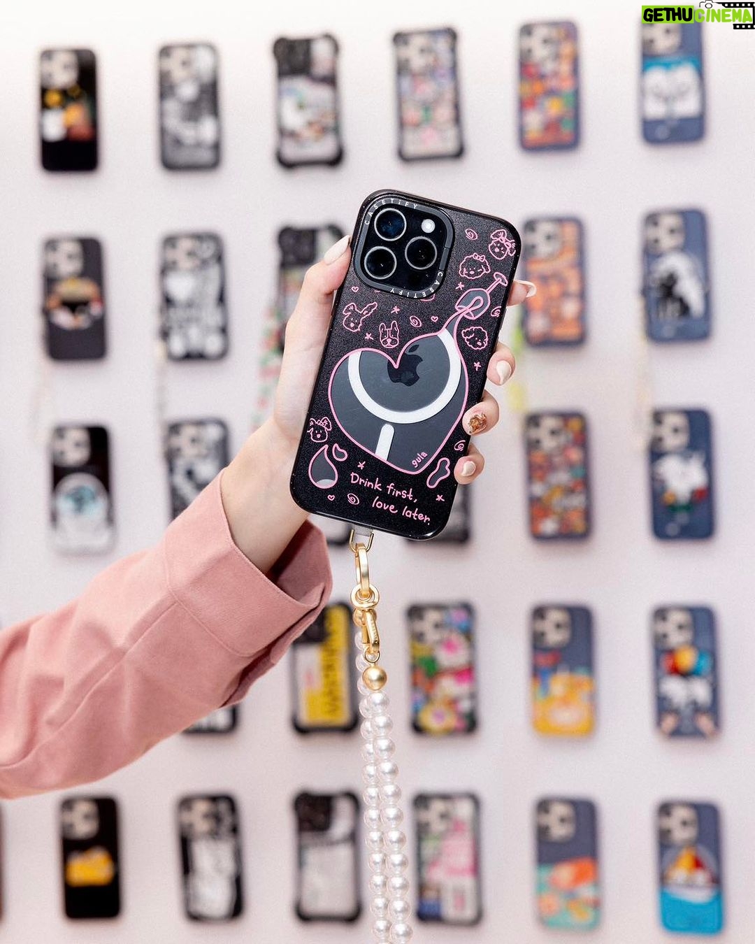 Hua Chen Instagram - 打卡了 @casetify_taiwan 的 CASETiFY STUDiO 新光南西三館,這地方真的有夠繽紛🩵💛🩷! 每一款手機殼和電子配件都像是個小小的藝術品,擺在一起好療癒,特別是聯名款飛天小女警系列,今天看到桃粉色紫色的有夠可愛欸! 我這次手上的強悍防摔立架手機殼呢! 它有相機環立架,看影片超級方便,而且還支援MagSafe功能,磁吸式行動電源和卡夾支架都能輕鬆吸附上去,hen方便! 我還搭配了一條珍珠背帶,把手機直接掛身上,既不容易搞丟又可以搭配小華子の每日穿搭💘 這次探店體驗記讓我感到十分愉悅,有很多日常少女使我心情好的小寶物。 如果你也在尋找那些能讓日常生活更加青春美好的小東西(除了我),不妨去看看,這幾天還有開幕活動+滿額禮,說不定你也能找到屬於你的那份小確幸!💕 #ShowYourColors #casetify #casetifytw