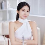 Hua Chen Instagram - 忙碌的生活中，每天奔波於不同的城市，面對一天跑三場的高強度工作，找到能夠在忙碌間迅速開心的小物件，對我來說格外重要！今年迪奧逆時能量系列推出全新迪奧逆時能量超擊抗皺筆，一試就成了我每日工作的神隊友🌈🎁 在燈光下，每一寸肌膚的狀態都格外重要！這支小巧的超擊抗皺筆，內含「雙重玻尿酸複合物」及迪奧明星成分「喚妍草酵素萃取液」，一抹肌膚馬上澎澎潤潤的，看起來就更有活力！ 它超吸睛的筆尖設計，能輕鬆對準紋路使用，很好上手。 小巧適合隨身攜帶，補妝時，使用它先澎潤再補妝，妝容會更服貼透亮喔💧💫 演出後，進行日常保養時，感覺就像是對肌膚說了聲“辛苦了皮膚”🌸🙏我現在都會在保養程序中加入超級抗皺筆，輕鬆養出更細緻的肌膚🌟它不僅是保養品，更像是每次演出的幕後小英雄👑💖 @DiorBeauty #DiorCaptureTotale #DiorSkinCare #迪奧逆時能量超擊抗皺筆