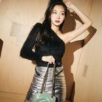 Hua Chen Instagram - 隨著年末的腳步輕輕逼近，是時候在生活中添上一抹不平凡的色彩了🌈。Gucci Marmot 全新的炫彩系列，像是冬夜裡的一縷星光，低調卻又不失光芒。這種銀色在不同燈光角度下會有不同的色彩，就像是我們每個人獨一無二的光芒💫。 這不僅是一個包包，更像是一個小小的宇宙，承載著我們的夢想和記憶。這個冬天，讓我們一起與Gucci這款小美包，走向充滿期待會更美好的2024吧！🌟 @gucci #Gucci #GucciGift