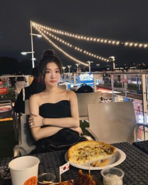 Hua Chen Instagram - 感覺好久沒有生活照了還是很久沒有生活了

摯愛品牌 @wb_jewelry_tw 🖤
洋裝 @lizhen.149 蓁姊贊助💖