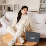Hua Chen Instagram – 這是我平常最喜歡的日常穿搭🤍
 
穿上 New Balance 的 1906R 鞋款和 NB ESSENTIALS 系列感覺就算在簡約的風格裡依然有率性感。✨
 
1906R 鞋款不僅外觀有多層次，異材質拼接讓它也多了一份時尚感👟。
 
而NB的服裝，也是我的日常愛用穿搭，它們的簡約設計和柔軟透氣面料，真的超舒適但又有style🕶️。
 
迎接 2024 年，我期待更好更從容的自己，在繁忙的工作中找回一點生活的平衡感跑步🏃‍♀️。想要找出符合你生活穿衣風格的話，現在就到門市去看看屬於你風格的那一款吧！💗
#同場加映NB新年特別活動
12/28-1/17至NB大西&三民門市購買任一件服飾+綁定 LINE 數位會員，憑發票還可至拍貼機體驗乙次喔
 
#NewYearNewLife #abetterbalance #newbalance