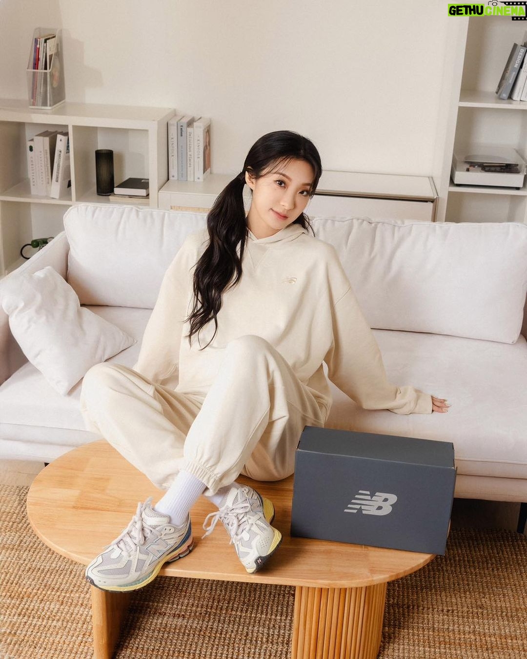 Hua Chen Instagram - 這是我平常最喜歡的日常穿搭🤍 穿上 New Balance 的 1906R 鞋款和 NB ESSENTIALS 系列感覺就算在簡約的風格裡依然有率性感。✨ 1906R 鞋款不僅外觀有多層次,異材質拼接讓它也多了一份時尚感👟。 而NB的服裝,也是我的日常愛用穿搭,它們的簡約設計和柔軟透氣面料,真的超舒適但又有style🕶️。 迎接 2024 年,我期待更好更從容的自己,在繁忙的工作中找回一點生活的平衡感跑步🏃♀️。想要找出符合你生活穿衣風格的話,現在就到門市去看看屬於你風格的那一款吧!💗 #同場加映NB新年特別活動 12/28-1/17至NB大西&三民門市購買任一件服飾+綁定 LINE 數位會員,憑發票還可至拍貼機體驗乙次喔 #NewYearNewLife #abetterbalance #newbalance