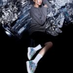Hua Chen Instagram - 每一天的人生都是限量版🌟 我私底下特別鍾愛黑白灰搭配的簡約風，因為它簡單又不失品味。 我平常自己很喜歡寬鬆舒適的服裝，軟毛針織連帽上衣搭配針織長窄裙，顯瘦又能拉長腿的視覺感😍 全黑搭配的絨毛外套搭配工裝長褲的酷酷風，剪裁寬鬆卻不失硬挺線條，穿起來很有份量！😎 但是要讓整體造型有小亮點，才夠吸睛👀 我喜歡在基礎的黑白灰上，加一點亮色或有趣的配件，才不會無聊，就像是今天的「Onitsuka Tiger鬼塚虎」的AURORA限量款運動鞋，超級搶眼！👟✨跟著我的冬天穿搭一起來試試吧！ #OnitsukaTiger @onitsukatiger_taiwan