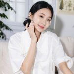 Hua Chen Instagram - 嗨親愛的們！🌟👋 最近我發現了一個秘密武器 — 我的美麗日記 蜜若藍超能補水面膜💧✨！ 換季的時候，總覺得皮膚特別容易乾燥😖，但這款面膜真的是日常保養大愛🌊。 它含有超級保濕成分蜜若藍，滋潤補水之外，有人知道它使用了W.O.W.多重乳化技術嗎？這技術真的讓滿滿的精華鎖在我肌膚上，感覺好像每一滴都有密集吸收🔒💦！ 特別是對於常常妝容不貼、浮粉，或是長期待在冷氣房感到水分流失的水水們，又或是因為乾燥缺水而出油或少喝水的你們，這款面膜絕對是救星！ 那款輕透的布膜也很貼合我的臉，不只補水，還讓我的妝容更加服貼！ 我還特地上網查了下，原來它在國際上都受到這麼多的喜愛，獲得了好多獎項呢🏆💕！真的太驚人了！ 所以常常去演出，都會習慣帶上它，下班回飯店的時候可以來敷一片~ 當然出遊/出國的時候更可以帶著用~保持肌膚在極佳水嫩狀態。 分享給你們！😘❤️ 此為品牌邀約合作文，產品由品牌贊助 @mybeautydiary_tw #蜜若藍超能補水面膜 #我的美麗日記 #面膜