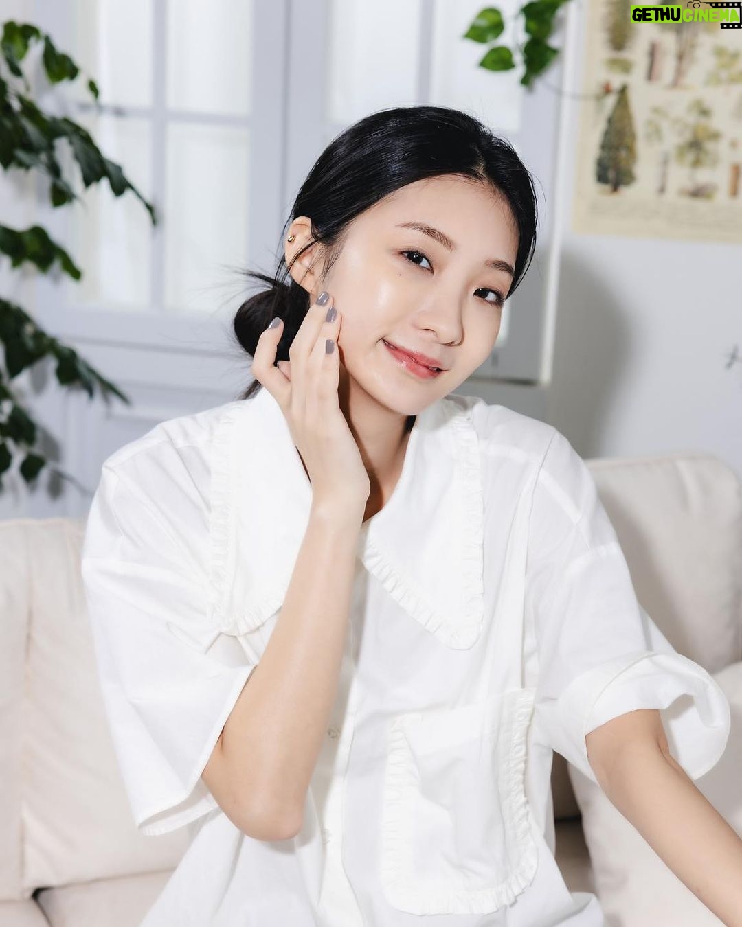 Hua Chen Instagram - 嗨親愛的們!🌟👋 最近我發現了一個秘密武器 — 我的美麗日記 蜜若藍超能補水面膜💧✨! 換季的時候,總覺得皮膚特別容易乾燥😖,但這款面膜真的是日常保養大愛🌊。 它含有超級保濕成分蜜若藍,滋潤補水之外,有人知道它使用了W.O.W.多重乳化技術嗎?這技術真的讓滿滿的精華鎖在我肌膚上,感覺好像每一滴都有密集吸收🔒💦! 特別是對於常常妝容不貼、浮粉,或是長期待在冷氣房感到水分流失的水水們,又或是因為乾燥缺水而出油或少喝水的你們,這款面膜絕對是救星! 那款輕透的布膜也很貼合我的臉,不只補水,還讓我的妝容更加服貼! 我還特地上網查了下,原來它在國際上都受到這麼多的喜愛,獲得了好多獎項呢🏆💕!真的太驚人了! 所以常常去演出,都會習慣帶上它,下班回飯店的時候可以來敷一片~ 當然出遊/出國的時候更可以帶著用~保持肌膚在極佳水嫩狀態。 分享給你們!😘❤️ 此為品牌邀約合作文,產品由品牌贊助 @mybeautydiary_tw #蜜若藍超能補水面膜 #我的美麗日記 #面膜