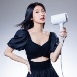 Hua Chen Instagram - 誰也跟我一樣洗完澡懶得用頭髮的美女 請舉手🙋🏻‍♀️🤭 但我有強迫症一定要把頭髮吹乾，於是我遇見了Panasonic nanocare EH-NA0J的奇蹟時刻😛 一款集結了時尚與科技的吹風機，讓我的日常保養變得輕而易舉了！ 四種模式（冷熱交替、頭皮護理、髮尾護理、美肌）為我帶來多元呵護💗 沐浴在高滲透奈米水離子和礦物負離子的呵護中，從頭皮到髮尾，它都能完美應對。剛洗完的臉也可以切換到美肌模式一起維持水潤💧達到邊吹髮邊保養的功效。 另外內附速乾、造型、集風速乾等吹嘴，加上台灣限定的捲髮定型烘罩，讓我隨心所欲展現不同風格。但其實不需另外增加吹嘴就能達到順髮抗毛躁，對我這個小懶人超級方便！ 羽絨白，這個像是天使之翼般純潔的顏色🪽，是新推出的限定色呦！！ 另外還有霧墨藍等顏色可以挑選，一樣都很有時尚感！ 與Panasonic nanocare EH-NA0J一起，讓我們把每一次的吹髮時刻都當成與自己獨處，有儀式感的一場享受吧😚😚😚 @panasonic.taiwan #PanasonicBeauty #EH_NA0J #羽絨白