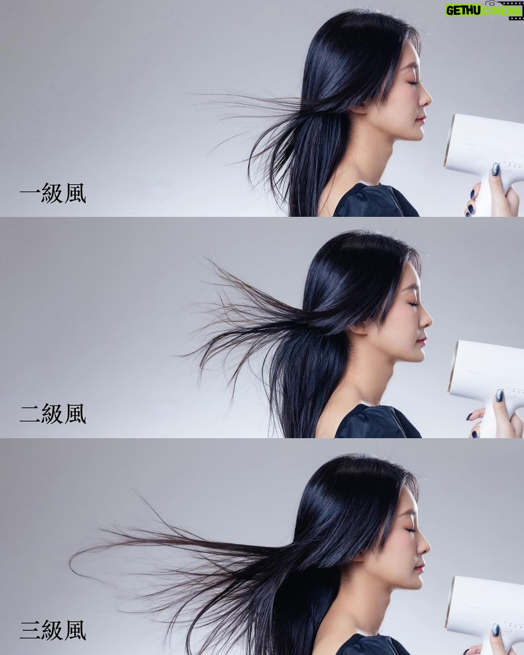 Hua Chen Instagram - 誰也跟我一樣洗完澡懶得用頭髮的美女 請舉手🙋🏻♀️🤭 但我有強迫症一定要把頭髮吹乾,於是我遇見了Panasonic nanocare EH-NA0J的奇蹟時刻😛 一款集結了時尚與科技的吹風機,讓我的日常保養變得輕而易舉了! 四種模式(冷熱交替、頭皮護理、髮尾護理、美肌)為我帶來多元呵護💗 沐浴在高滲透奈米水離子和礦物負離子的呵護中,從頭皮到髮尾,它都能完美應對。剛洗完的臉也可以切換到美肌模式一起維持水潤💧達到邊吹髮邊保養的功效。 另外內附速乾、造型、集風速乾等吹嘴,加上台灣限定的捲髮定型烘罩,讓我隨心所欲展現不同風格。但其實不需另外增加吹嘴就能達到順髮抗毛躁,對我這個小懶人超級方便! 羽絨白,這個像是天使之翼般純潔的顏色🪽,是新推出的限定色呦!! 另外還有霧墨藍等顏色可以挑選,一樣都很有時尚感! 與Panasonic nanocare EH-NA0J一起,讓我們把每一次的吹髮時刻都當成與自己獨處,有儀式感的一場享受吧😚😚😚 @panasonic.taiwan #PanasonicBeauty #EH_NA0J #羽絨白