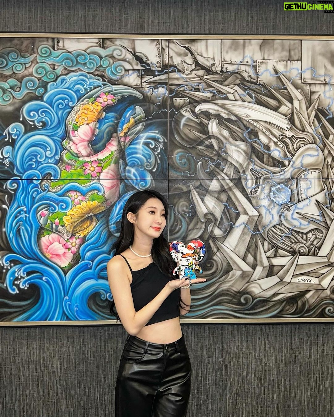 Hua Chen Instagram - 收藏有陽光の日子☀️🖤♟️🎤🎬🎧 還有我的新玩具 一起浪跡天涯吧(˶‾᷄ ⁻̫ ‾᷅˵) 最後我要說 I love @superhousenightclub 🫶🏻
