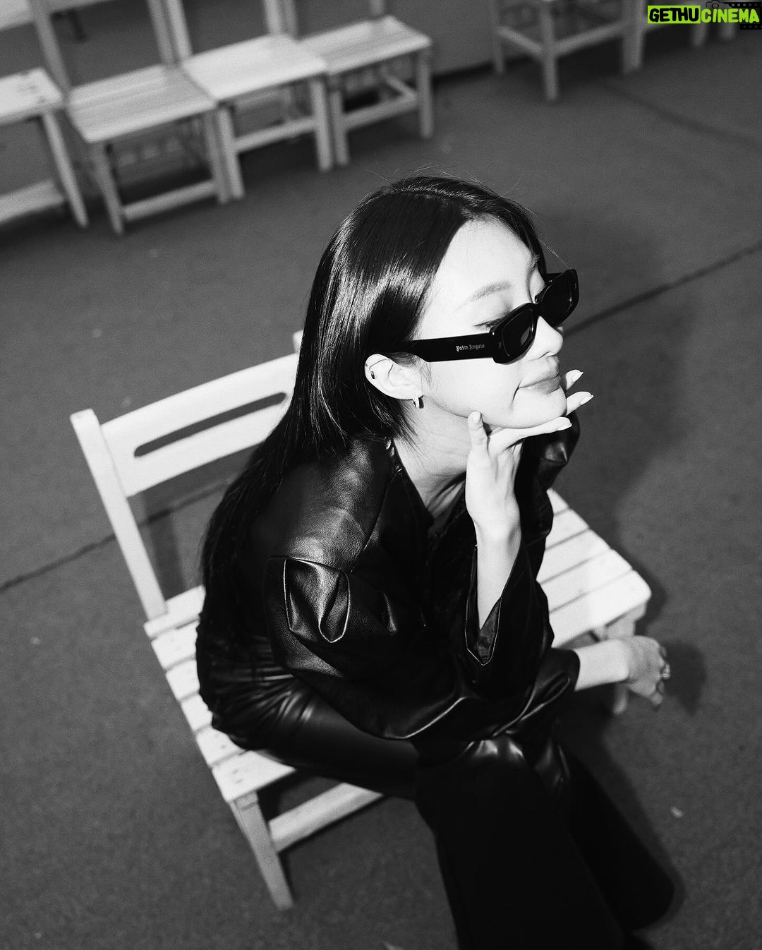 Hua Chen Instagram - 「祝你們清純善良、堅定執著、倔強生長。」 最近其實很感概, 去年的這個時候,我徬徨、低潮、無助,沒有工作,發了第一張專輯卻好似無人問津。 今年的這個時候,默默地跑了一百間校園,每天自己妝髮,變換不同的造型,每天都努力的適應著,認真看待且珍惜 每一場我知道 多麼得來不易的工作。 我很少數打這麼多文字在社群媒體, 一來是覺得世界上不缺努力的人, 二來是本就不習慣把過程感受 太赤裸的開誠布公, 但是還是 想告訴那麼認真生活的你們, 最近生活辛苦了,尼真的很棒了呦! 請一定要相信自己。 「人因夢想而偉大。」 一年真的可以改變很多,要相信喜歡的力量, 也要相信自己破釜沉舟的決心。 以上。 (不知道什麼時候會把文字撤下)哈哈哈哈