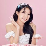 Hua Chen Instagram - 沒有女孩紙會拒絕浪漫玫瑰的💗 專科推出限量超微米溫和玫瑰潔顏乳，添加了大馬士革玫瑰，每次使用都能感受到像花瓣般柔嫩的觸感。在一整天工作疲憊後，這溫和的呵護讓我的肌膚得到深深的舒緩。畢竟，洗臉也是滋養臉，享受的一部分！嘻嘻！ 裏頭不僅無添加酒精、礦物油和防腐劑，更蘊含專科獨特的蠶絲蛋白保濕精華和雙重玻尿酸，以及11種保養成份。每次使用後，感受到肌膚變得柔軟緊緻，像是被玫瑰花瓣輕輕親吻過的感覺。 而那微米養肌泡泡，真的是另一大亮點！綿密細緻的質地，可以深入毛孔，輕鬆帶走一天的髒污，洗後的肌膚不僅清爽，更帶著滋潤舒適的感覺，一點也不緊繃。 請讓每一天的清潔都是一場溫柔而奢華的享受。🌹 @senkataiwan #專科 #超微米溫和玫瑰潔顏乳 #大馬士革玫瑰