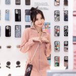 Hua Chen Instagram - 打卡了 @casetify_taiwan 的 CASETiFY STUDiO 新光南西三館，這地方真的有夠繽紛🩵💛🩷！ 每一款手機殼和電子配件都像是個小小的藝術品，擺在一起好療癒，特別是聯名款飛天小女警系列，今天看到桃粉色紫色的有夠可愛欸！ 我這次手上的強悍防摔立架手機殼呢！ 它有相機環立架，看影片超級方便，而且還支援MagSafe功能，磁吸式行動電源和卡夾支架都能輕鬆吸附上去，hen方便！ 我還搭配了一條珍珠背帶，把手機直接掛身上，既不容易搞丟又可以搭配小華子の每日穿搭💘 這次探店體驗記讓我感到十分愉悅，有很多日常少女使我心情好的小寶物。 如果你也在尋找那些能讓日常生活更加青春美好的小東西（除了我），不妨去看看，這幾天還有開幕活動＋滿額禮，說不定你也能找到屬於你的那份小確幸！💕 #ShowYourColors #casetify #casetifytw