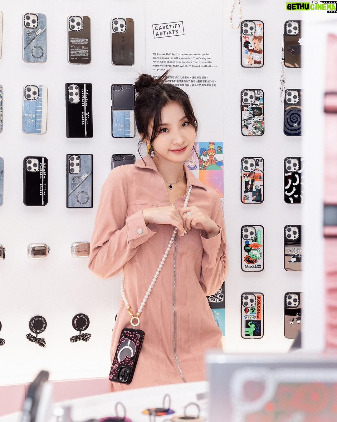 Hua Chen Instagram - 打卡了 @casetify_taiwan 的 CASETiFY STUDiO 新光南西三館,這地方真的有夠繽紛🩵💛🩷! 每一款手機殼和電子配件都像是個小小的藝術品,擺在一起好療癒,特別是聯名款飛天小女警系列,今天看到桃粉色紫色的有夠可愛欸! 我這次手上的強悍防摔立架手機殼呢! 它有相機環立架,看影片超級方便,而且還支援MagSafe功能,磁吸式行動電源和卡夾支架都能輕鬆吸附上去,hen方便! 我還搭配了一條珍珠背帶,把手機直接掛身上,既不容易搞丟又可以搭配小華子の每日穿搭💘 這次探店體驗記讓我感到十分愉悅,有很多日常少女使我心情好的小寶物。 如果你也在尋找那些能讓日常生活更加青春美好的小東西(除了我),不妨去看看,這幾天還有開幕活動+滿額禮,說不定你也能找到屬於你的那份小確幸!💕 #ShowYourColors #casetify #casetifytw